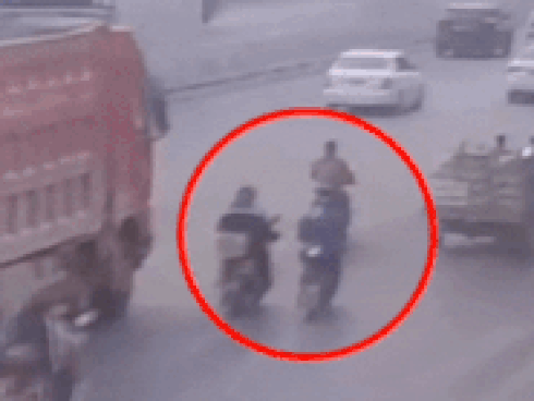 CLIP: Pha drift cười ra nước mắt của người đàn ông khi vừa lao sang làn đường ngược chiều-1