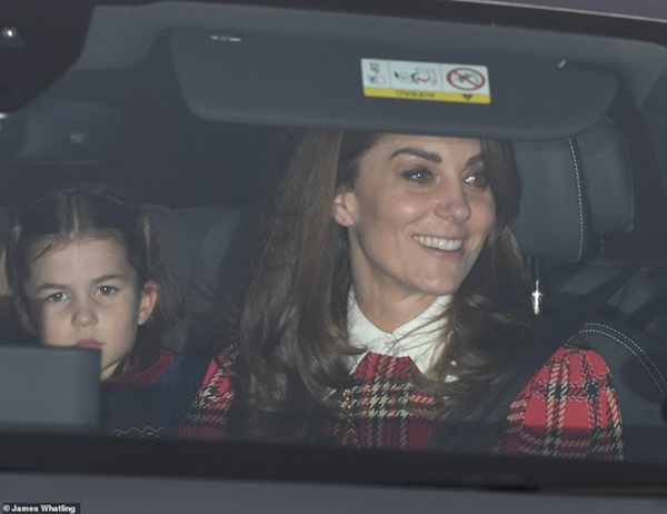 Rời tiệc hoàng gia, Hoàng tử bé và Công chúa của Công nương Kate gây chú ý vì vẻ mặt khó ở khiến fan vừa lo lắng vừa buồn cười-7