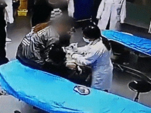 Nam bệnh nhân say rượu sàm sỡ bác sĩ