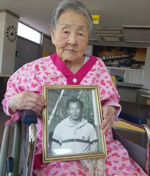 HLV Park Hang-seo bật khóc khi về thăm mẹ già 97 tuổi khiến các tuyển thủ U23 Việt Nam lặng người-4