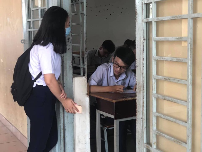 To gan lớn mật” như học sinh thời nay: Trong giờ kiểm tra mà hồn nhiên gian lận theo cách bá đạo như này-2