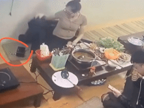 Cô gái dùng áo khoác trộm túi xách trong quán ăn