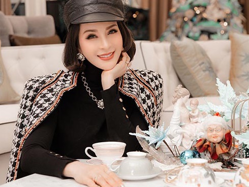 MC Thanh Mai khoe vòng eo 58 cm ở tuổi 46-9