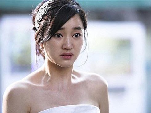 Ngày cưới con trai, mẹ chồng đại gia nghe quan khách xì xèo: 