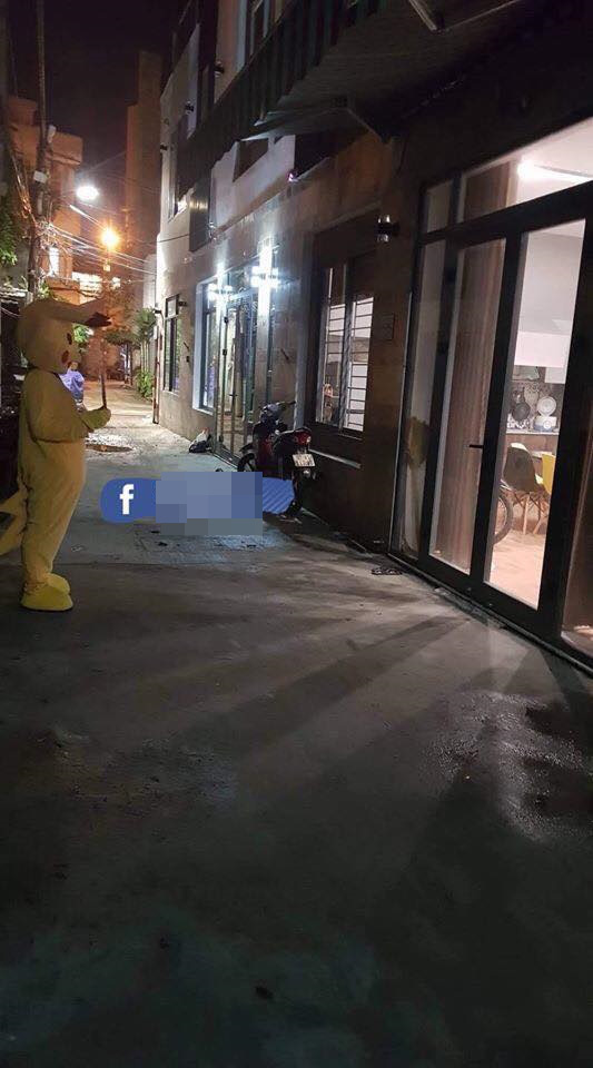 Chồng mặc bộ đồ Pikachu, cầm biển xin vào nhà nhưng vẫn bị vợ đóng chặt cửa, dân mạng nhanh chóng chỉ ra thiếu sót-3