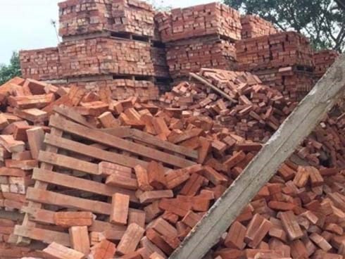 Sập đống gạch cao 5m, 3 người chết, 1 người bị thương