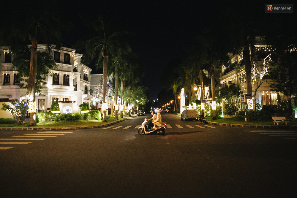 Những biệt thự triệu đô tại phố nhà giàu Sài Gòn trang hoàng Giáng sinh lộng lẫy như lâu đài, nhiều người choáng ngợp về độ hoành tráng-1