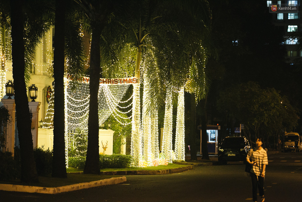 Những biệt thự triệu đô tại phố nhà giàu Sài Gòn trang hoàng Giáng sinh lộng lẫy như lâu đài, nhiều người choáng ngợp về độ hoành tráng-3