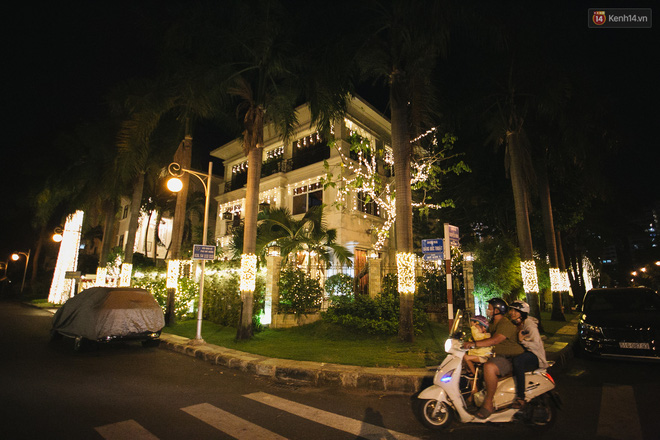 Những biệt thự triệu đô tại phố nhà giàu Sài Gòn trang hoàng Giáng sinh lộng lẫy như lâu đài, nhiều người choáng ngợp về độ hoành tráng-5