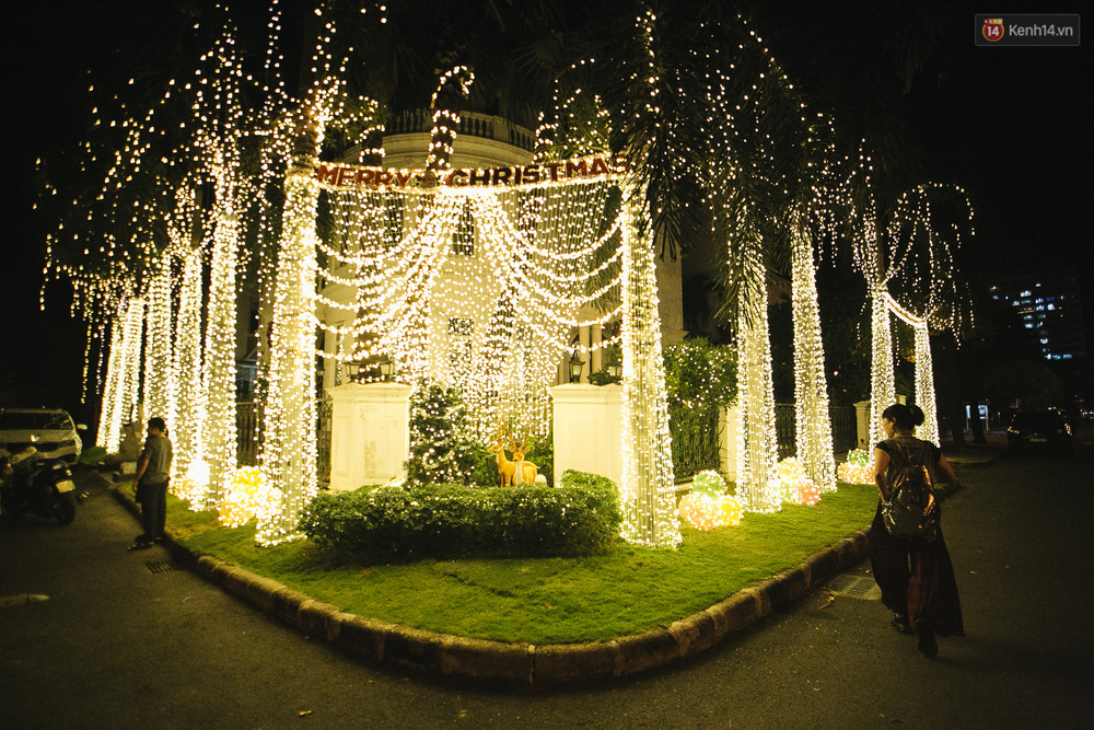 Những biệt thự triệu đô tại phố nhà giàu Sài Gòn trang hoàng Giáng sinh lộng lẫy như lâu đài, nhiều người choáng ngợp về độ hoành tráng-10