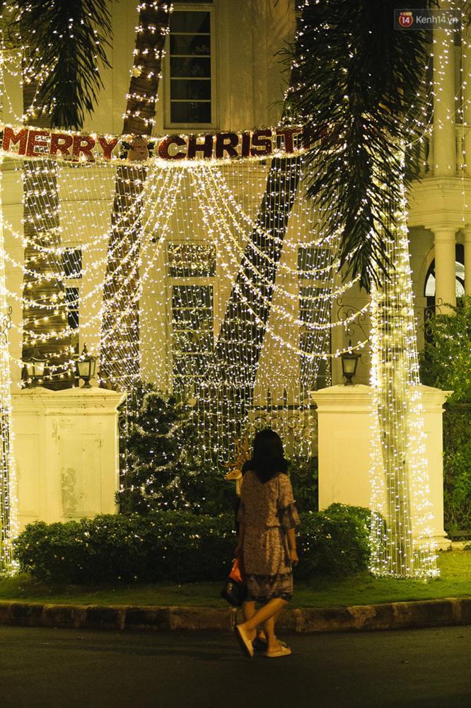 Những biệt thự triệu đô tại phố nhà giàu Sài Gòn trang hoàng Giáng sinh lộng lẫy như lâu đài, nhiều người choáng ngợp về độ hoành tráng-11