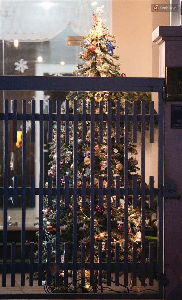 Những biệt thự triệu đô tại phố nhà giàu Sài Gòn trang hoàng Giáng sinh lộng lẫy như lâu đài, nhiều người choáng ngợp về độ hoành tráng-7