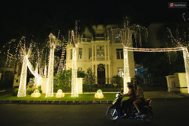 Những biệt thự triệu đô tại phố nhà giàu Sài Gòn trang hoàng Giáng sinh lộng lẫy như lâu đài, nhiều người choáng ngợp về độ hoành tráng-12