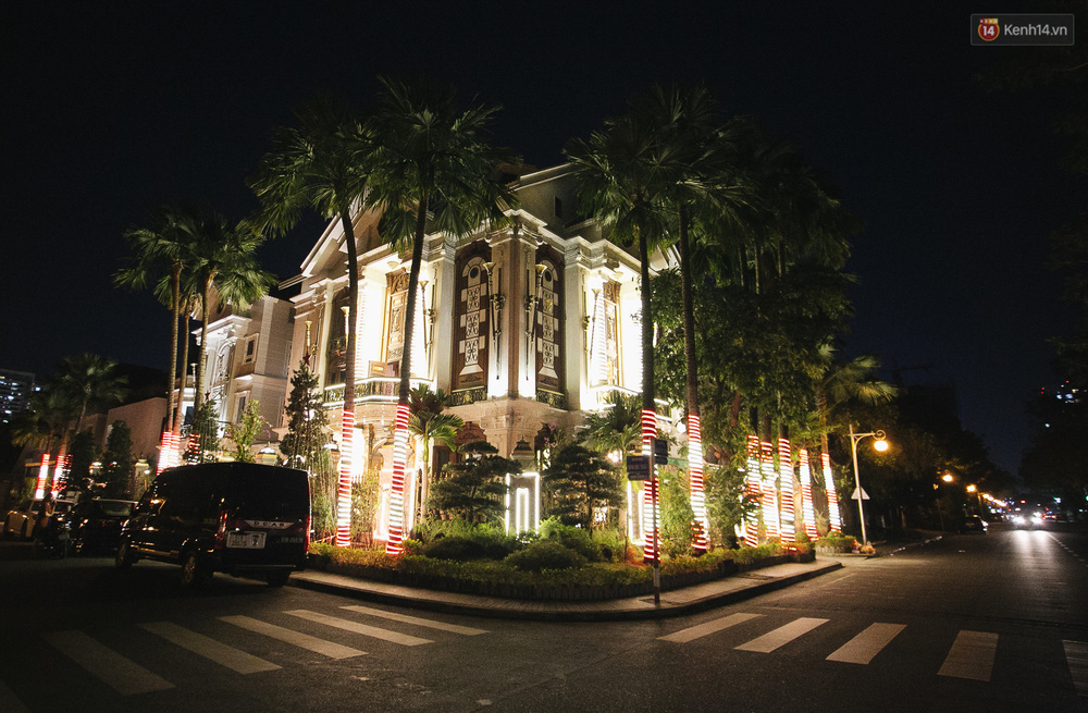 Những biệt thự triệu đô tại phố nhà giàu Sài Gòn trang hoàng Giáng sinh lộng lẫy như lâu đài, nhiều người choáng ngợp về độ hoành tráng-16