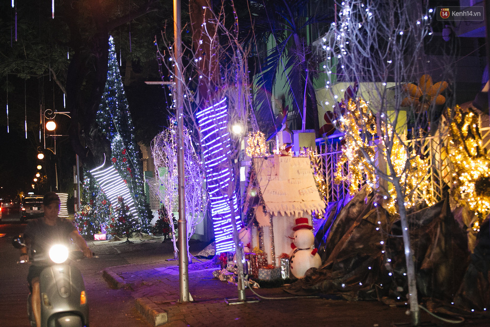 Những biệt thự triệu đô tại phố nhà giàu Sài Gòn trang hoàng Giáng sinh lộng lẫy như lâu đài, nhiều người choáng ngợp về độ hoành tráng-21