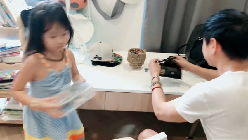 Là đại gia của showbiz Việt nhưng Lý Hải lại cặm cụi khâu váy cho con gái, nhìn thành quả mới thật bất ngờ-2