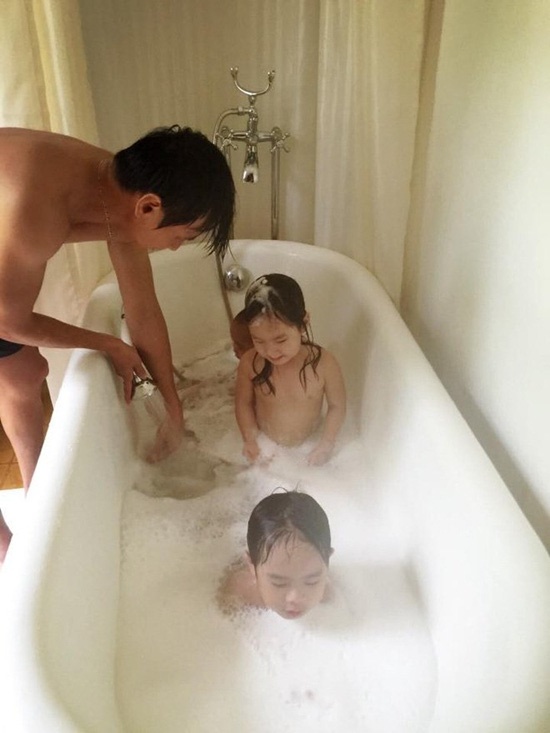 Là đại gia của showbiz Việt nhưng Lý Hải lại cặm cụi khâu váy cho con gái, nhìn thành quả mới thật bất ngờ-5