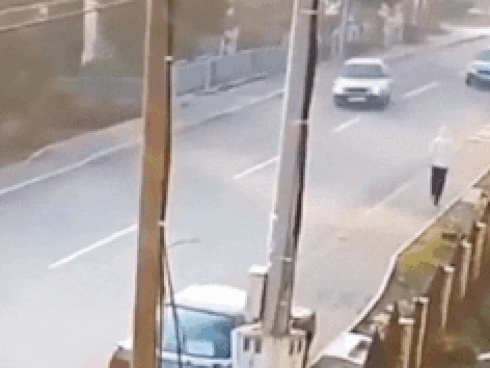 Ôtô chạy tốc độ cao tông gãy cột điện-1