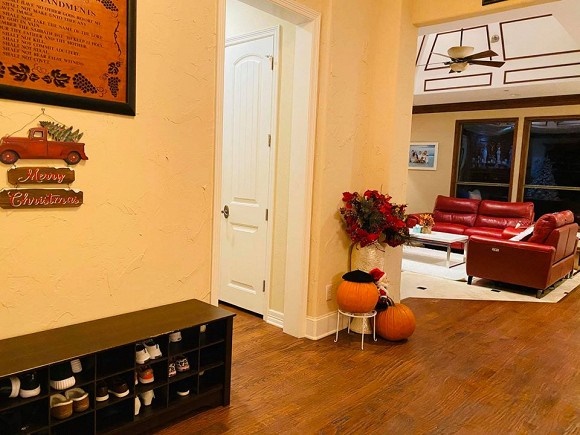 Không gian nhà lung linh, ngập tràn ánh đèn của các sao Việt tại Mỹ vào dịp Noel 2019-4