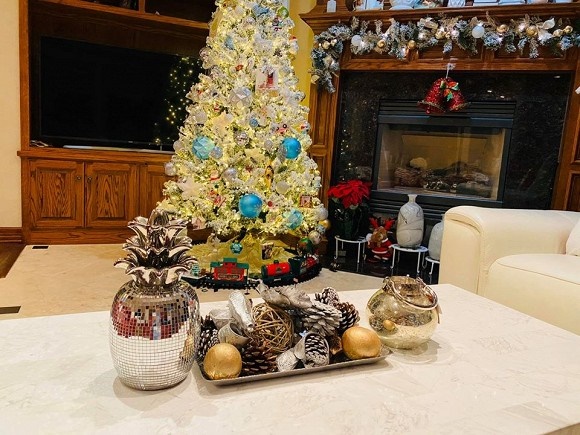 Không gian nhà lung linh, ngập tràn ánh đèn của các sao Việt tại Mỹ vào dịp Noel 2019-8