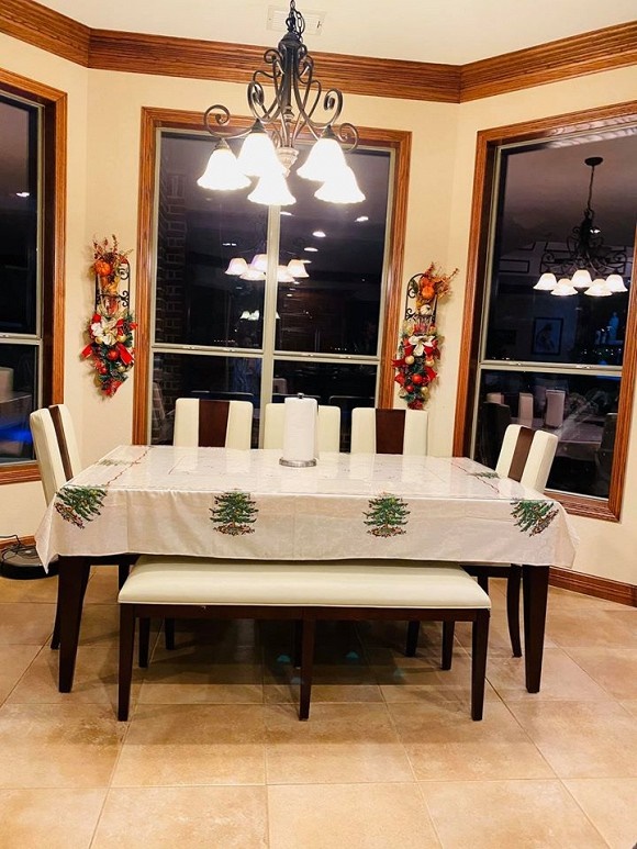 Không gian nhà lung linh, ngập tràn ánh đèn của các sao Việt tại Mỹ vào dịp Noel 2019-9