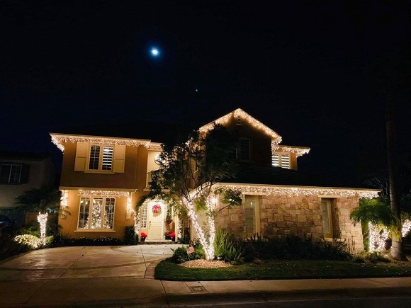 Không gian nhà lung linh, ngập tràn ánh đèn của các sao Việt tại Mỹ vào dịp Noel 2019-11