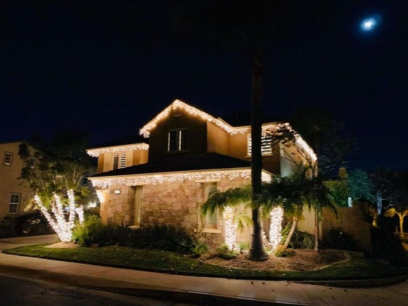 Không gian nhà lung linh, ngập tràn ánh đèn của các sao Việt tại Mỹ vào dịp Noel 2019-14