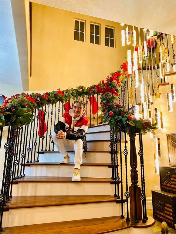 Không gian nhà lung linh, ngập tràn ánh đèn của các sao Việt tại Mỹ vào dịp Noel 2019-16