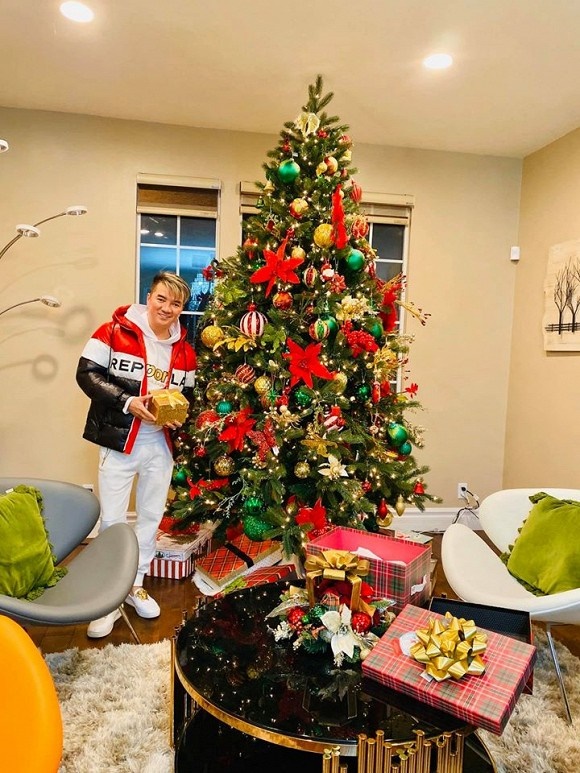 Không gian nhà lung linh, ngập tràn ánh đèn của các sao Việt tại Mỹ vào dịp Noel 2019-17