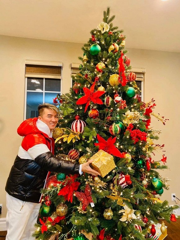 Không gian nhà lung linh, ngập tràn ánh đèn của các sao Việt tại Mỹ vào dịp Noel 2019-18