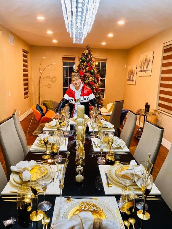 Không gian nhà lung linh, ngập tràn ánh đèn của các sao Việt tại Mỹ vào dịp Noel 2019-19