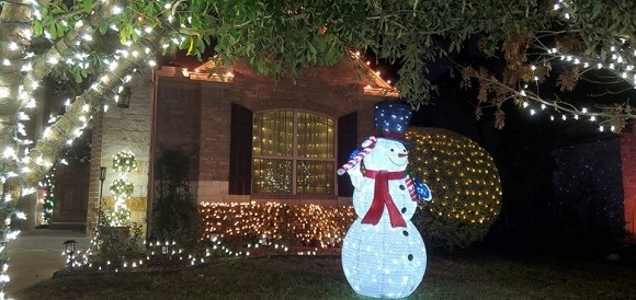 Không gian nhà lung linh, ngập tràn ánh đèn của các sao Việt tại Mỹ vào dịp Noel 2019-23