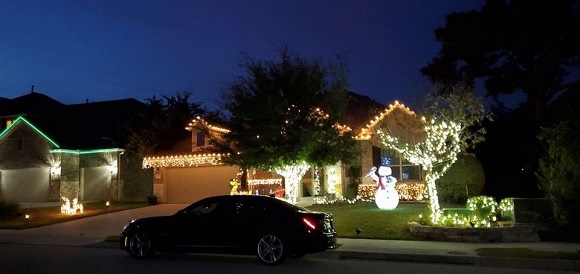 Không gian nhà lung linh, ngập tràn ánh đèn của các sao Việt tại Mỹ vào dịp Noel 2019-24