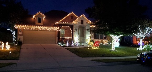 Không gian nhà lung linh, ngập tràn ánh đèn của các sao Việt tại Mỹ vào dịp Noel 2019-25