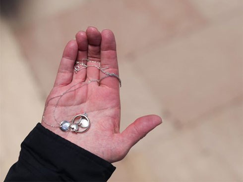 Câu chuyện kì lạ về chiếc nhẫn cưới gây