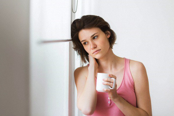 Đi hưởng tuần trăng mật về, vợ chồng em sững người khi thấy ảnh cưới nằm chỏng chơ ngoài cổng cùng câu tuyên bố đầy giận dữ của mẹ chồng-2