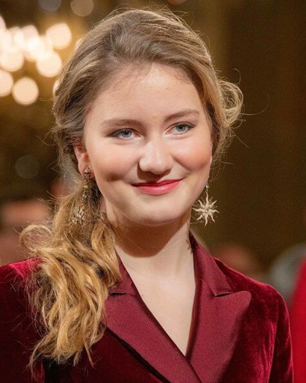 Công chúa xinh đẹp nhất hoàng gia Bỉ lại gây sốt với vẻ ngoài tựa nữ thần, khí chất của một Nữ hoàng tương lai là đây!-4