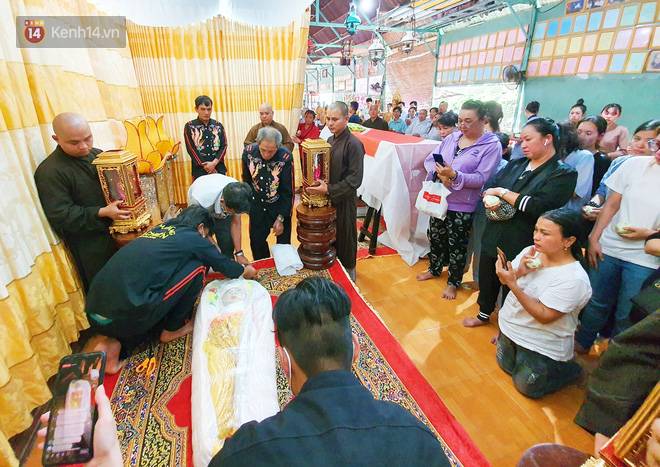 Đám tang đẫm nước mắt của chú lính chì Phạm Đức Lộc - hãy ngủ ngoan nhé, các cha các mẹ đã về với con rồi đây-12