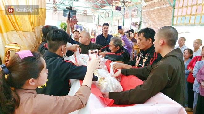 Đám tang đẫm nước mắt của chú lính chì Phạm Đức Lộc - hãy ngủ ngoan nhé, các cha các mẹ đã về với con rồi đây-14