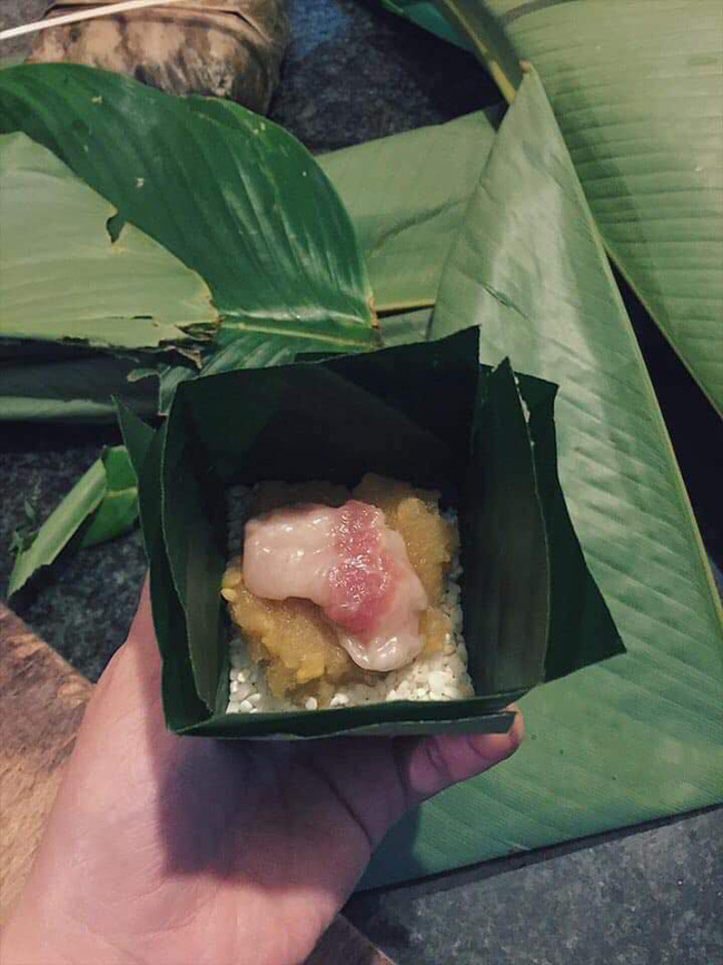 Thịt lợn tăng giá chóng mặt, dân tình kháo nhau giảm size bánh chưng cho đỡ tốn kém, nhưng bánh bé thế này thì điêu quá nhỉ?-1