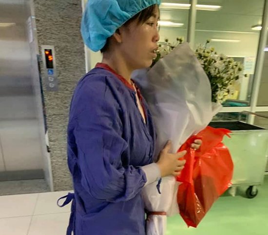 Mẹ ôm hoa trắng đón con trai 19 tuổi về nhà: Sống đã đẹp, chết con cũng phải đẹp”-2