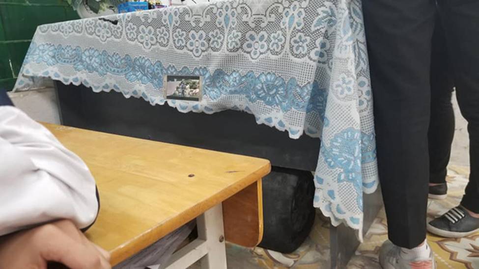 Ai bảo bàn đầu không thể lén dùng điện thoại, học sinh thản nhiên xem phim vì nơi nguy hiểm nhất là nơi an toàn nhất-1