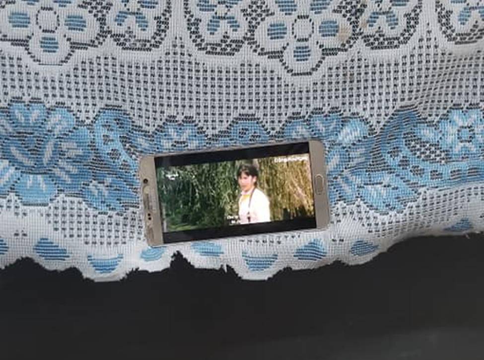 Ai bảo bàn đầu không thể lén dùng điện thoại, học sinh thản nhiên xem phim vì nơi nguy hiểm nhất là nơi an toàn nhất-2