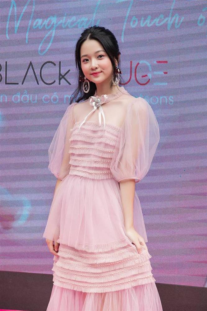 Ngỡ ngàng trước sự thay đổi nhan sắc của nữ chính Tôi thấy hoa vàng trên cỏ xanh: Từ thiên thần nhí đến thiếu nữ xinh đẹp với nguyên nét ngây thơ, ngọt ngào-5