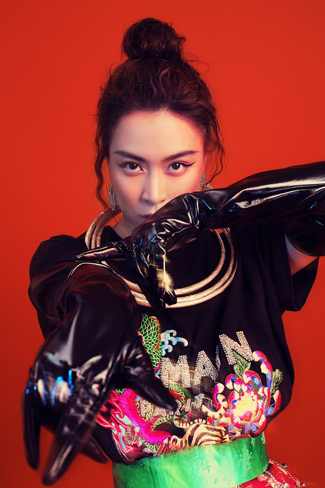 Hoàng Thùy Linh đi giày hoa cúc G-Dragon, quấn 8 khăn Hermès trong MV Duyên âm-1