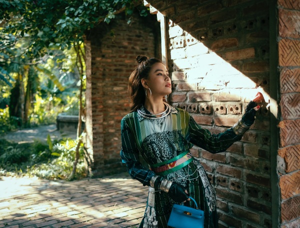 Hoàng Thùy Linh đi giày hoa cúc G-Dragon, quấn 8 khăn Hermès trong MV Duyên âm-3