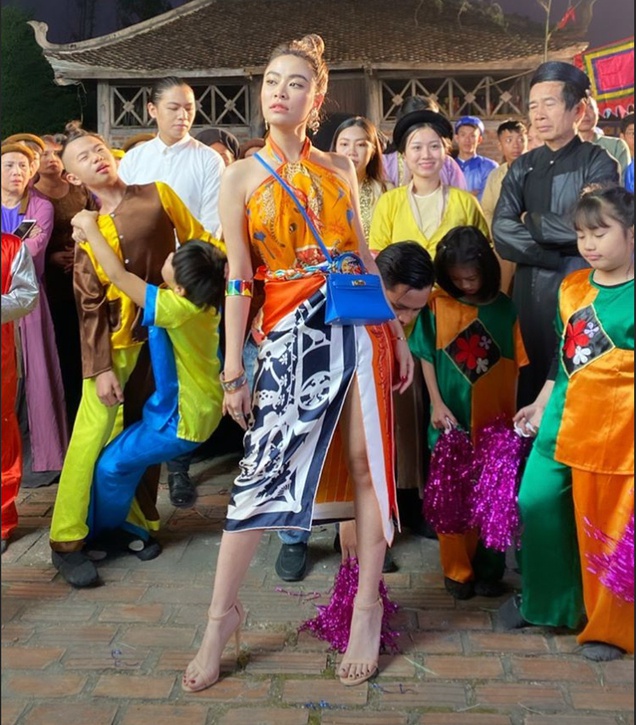 Hoàng Thùy Linh đi giày hoa cúc G-Dragon, quấn 8 khăn Hermès trong MV Duyên âm-4