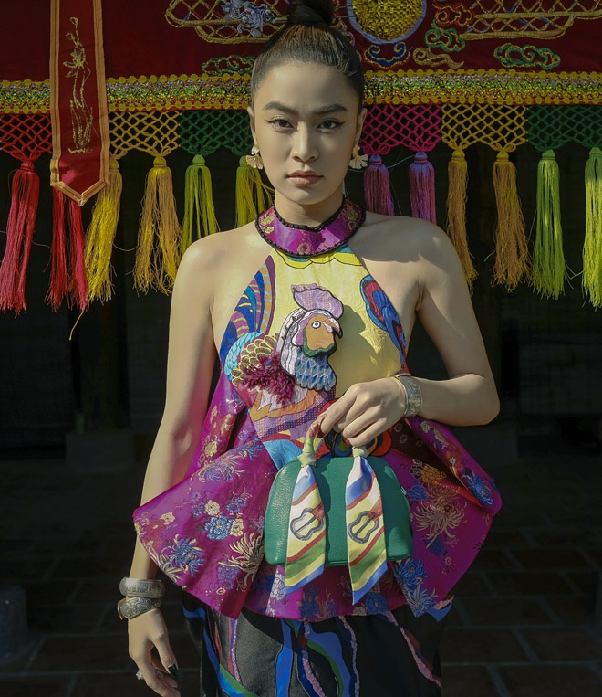 Hoàng Thùy Linh đi giày hoa cúc G-Dragon, quấn 8 khăn Hermès trong MV Duyên âm-7