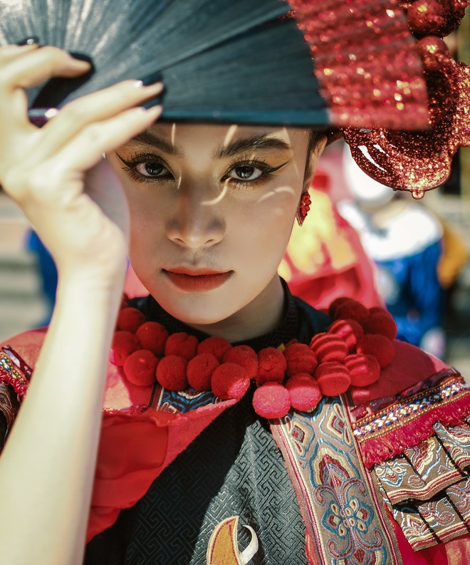 Hoàng Thùy Linh đi giày hoa cúc G-Dragon, quấn 8 khăn Hermès trong MV Duyên âm-8