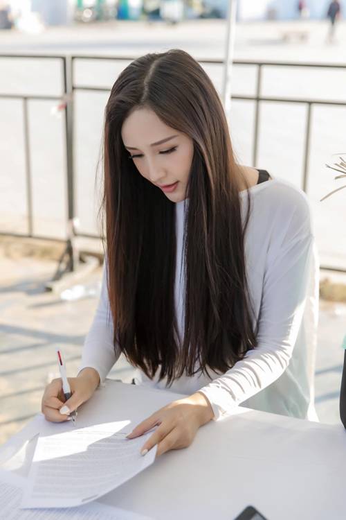 Ghi điểm với mái tóc thương hiệu, chia sẻ của Mai Phương Thuý khiến mọi người bất ngờ-4